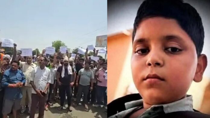 ग्रेटर नोएडा में गोपाल की हत्या पर बवाल (फोटो साभार: दैनिक भास्कर)
