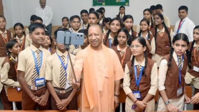 बच्चों सेल्फी सीएम योगी की पाती युवा