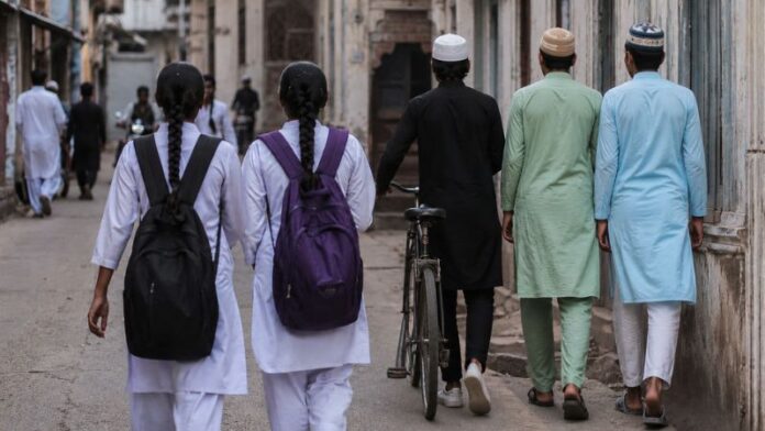 अनिरुद्धाजचार्य नाबालिग लड़की बेटी लव जिहाद मुस्लिम