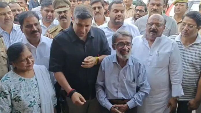 बुजुर्ग को मोहम्मद इमामुद्दीन से वापस मिली दुकान (फोटो साभार - इंडिया टीवी)