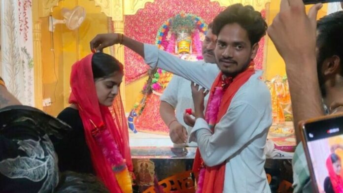 अतुल और 'हिमांशी' ने मंदिर में की शादी (फोटो साभार: News18)