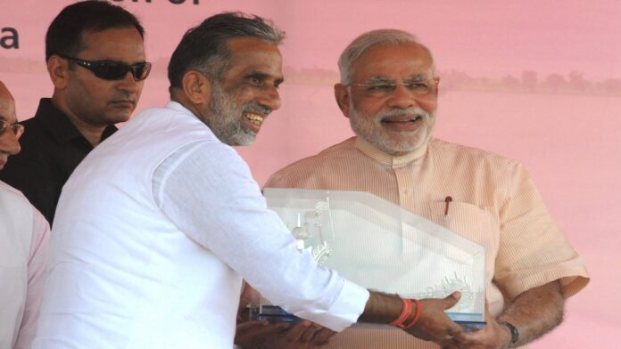 प्रधानमंत्री नरेंद्र मोदी के साथ केंद्रीय राज्यमंत्री कृष्णपाल गुर्जर