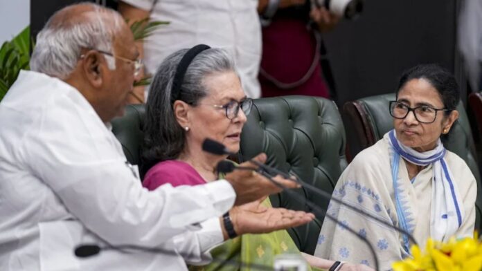सोनिया गाँधी और खरगे के साथ ममता बनर्जी (फोटो साभार: आज तक)