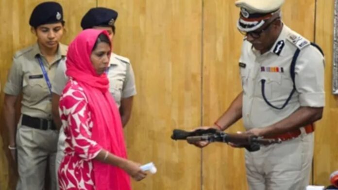सुनील महतो हत्याकांड की आरोपित शकुंतला महतो का सरेंडर (फोटो साभार - जागरण)