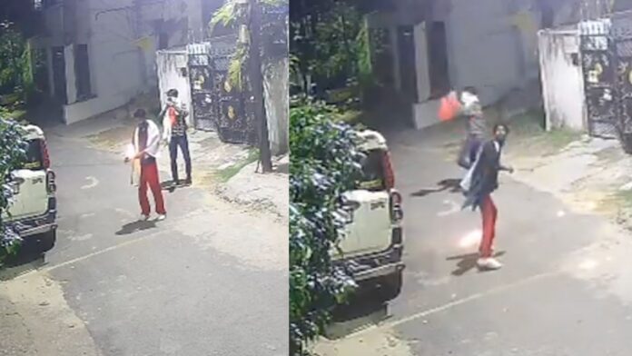 देर रात RSS के दफ्तर पर बम फेंकते दिखे लोग (फोटो साभार: X/@ANI)