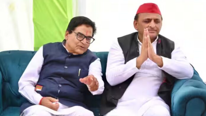 रामगोपाल यादव के साथ अखिलेश यादव (फोटो साभार: ABP न्यूज)