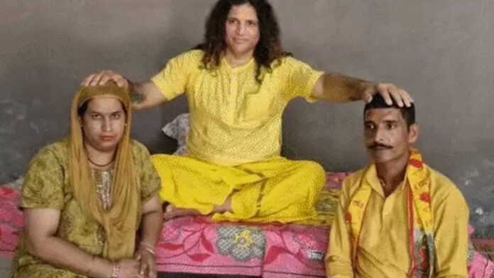 शहजाद ने शंकर बन परिवार के साथ की घर वापसी (फोटो साभार - दैनिक भास्कर)
