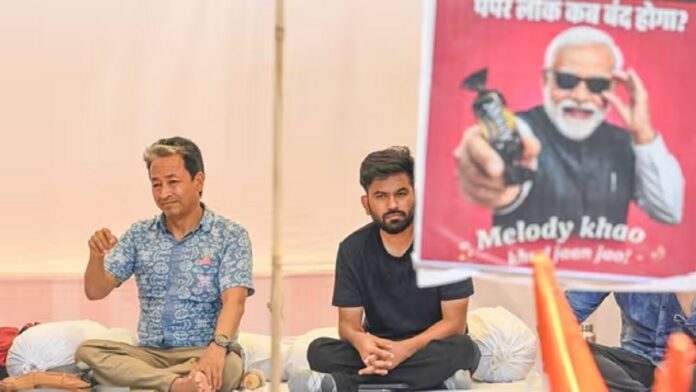 जंतर-मंतर पर सोनम वांगचुक और अभिजीत दिपके