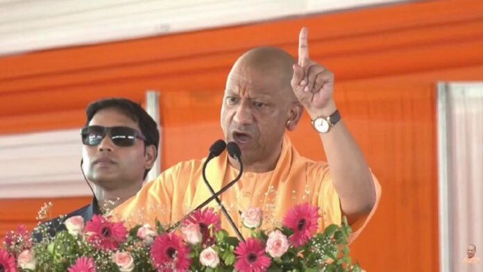 देवरिया में मुख्यमंत्री योगी आदित्यनाथ