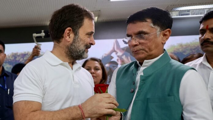 राहुल गाँधी और पवन खेड़ा
