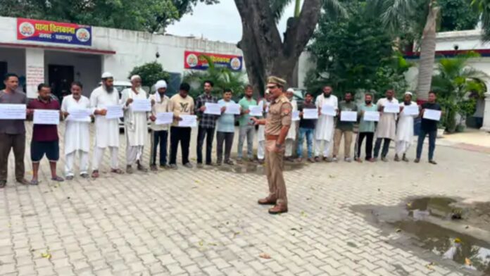 सहारनपुर में तख्तियाँ लेकर थाने पहुँचे 47 अपराधी (फोटो साभार: दैनिक भास्कर)