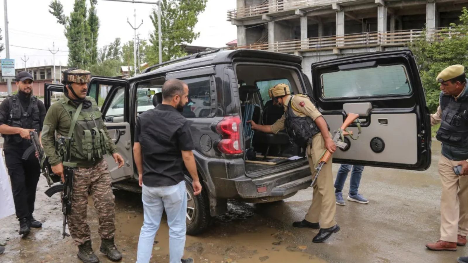 हेड कान्स्टेबल आशिक के बलिदान के बाद कश्मीर में बड़ा ऑपरेशन, OGW नेटवर्क की कमर तोड़ने निकली सुरक्षा एजेंसियाँ: 2500+ संदिग्ध हिरासत में
