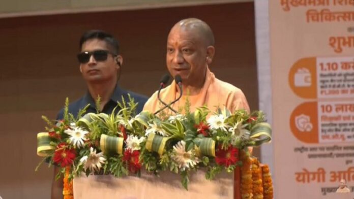 वाराणसी में मुख्यमंत्री योगी आदित्यनाथ