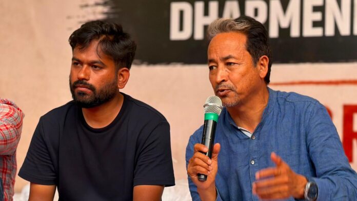 अभिजीत दिपके (बाएँ) और सोनम वांगचुक (दाएँ)